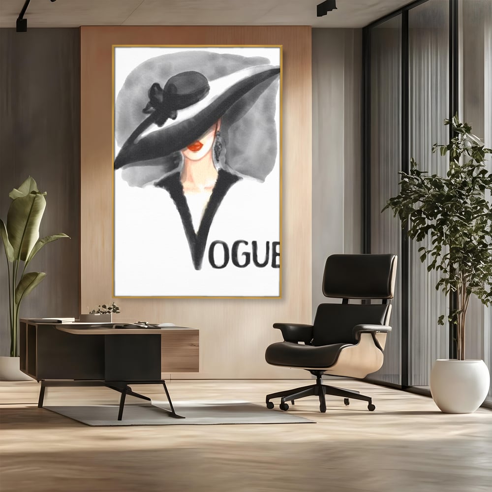 Tablou canvas cu ilustratie cu femeie purtand palarie, in rama de aluminiu auriu, pe perete intr-un birou